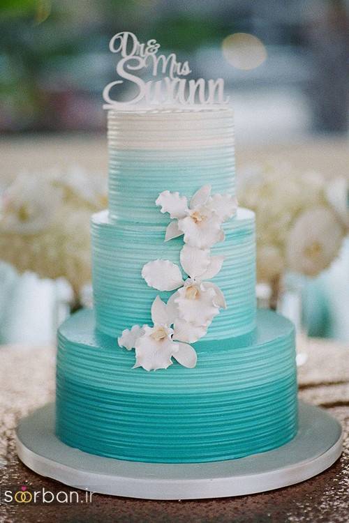 کیک عروسی با روکش خامه با رنگ سبزآبی