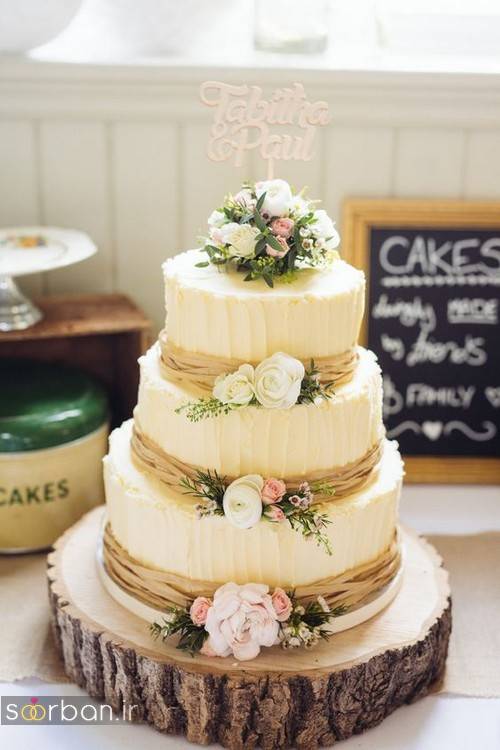 کیک عروسی با روکش خامه با گل طبیعی صورتی و زرد 
