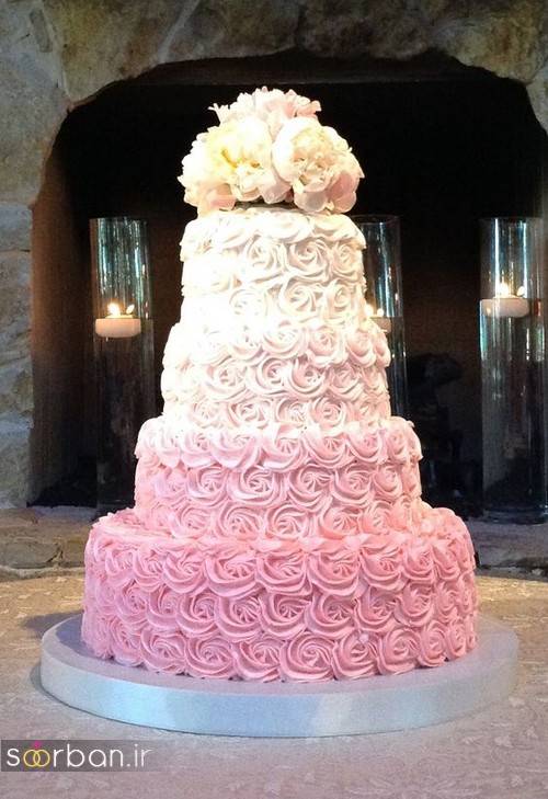 کیک عروسی با روکش خامه صورتی
