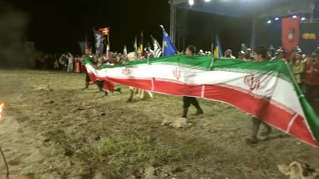 احتزاز پرچم ایران در فستیوال شوالیه صربستان/تمام خطرات را به عشق مردم ایران به جان می‌خرم
