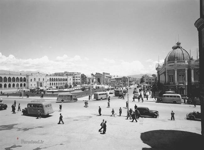 از سال 1941 تا 1979، ایران توسط  محمد رضا پهلوی  اداره شد. میدان سپه، میدان اصلی تهران در اوریل 1946. 