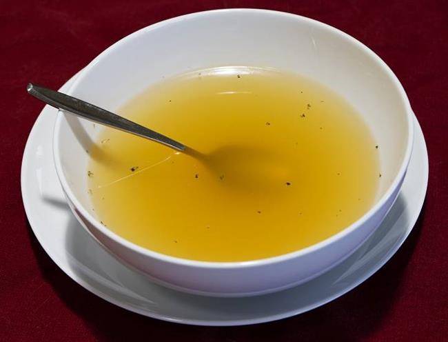 برای درمان اسهال چه بخوریم - مصرف سوپ و مایعات برای جبران کم آبی بدن