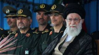 رهبر انقلاب: ملت ایران از اخم آمریکا نهراسید و آن را به عقب‌نشینی و شکست کشاند/ جمهوری اسلامی اکنون به درختی برومند و پرثمر تبدیل شده است