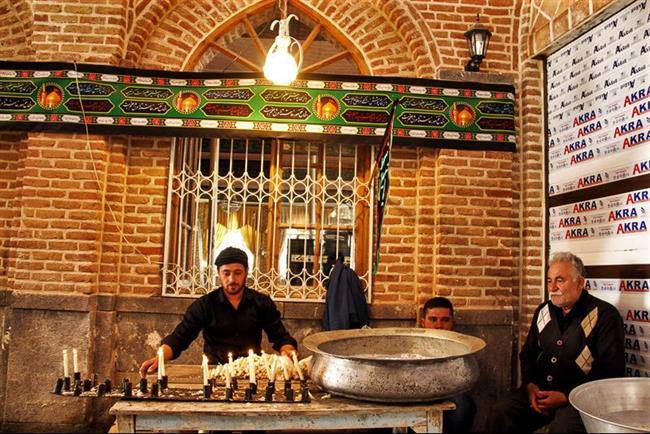 آیین سنتی شمع گردانی عصر عاشورا در اردبیل