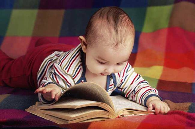 تقویت هوش نوزاد - نوزاد در حال کتاب خواندن