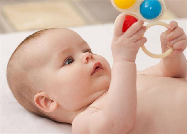 تقویت هوش نوزاد - نوزاد در حال بازی