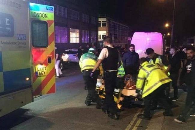 برخورد یک خودرو با جمعیت در مقابل مسجدی در لندن/2 نفر مجروح شدند+تصاویر