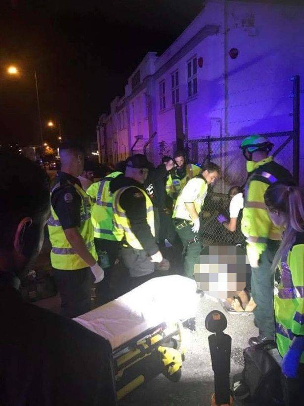 برخورد یک خودرو با جمعیت در مقابل مسجدی در لندن/2 نفر مجروح شدند+تصاویر