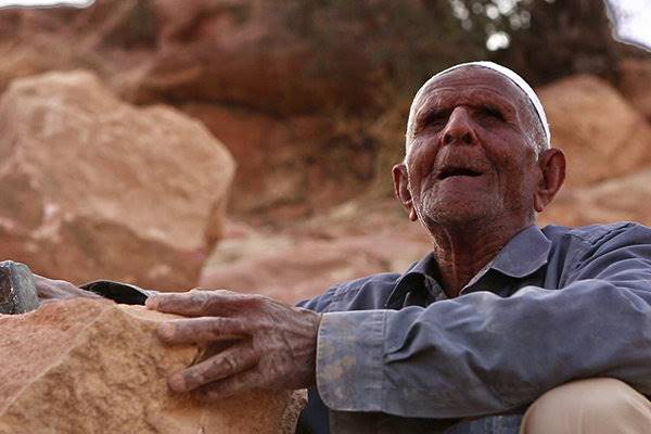 راز پیرمرد نابینا در «آسک» مستند شد/ امرارمعاش با چشیدن سنگ‌ها