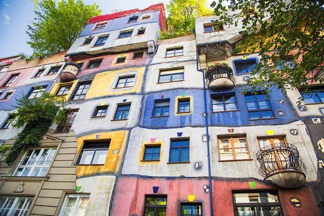 خانه آپارتمانی هاندرتواسرهاوس (Hundertwasserhaus)