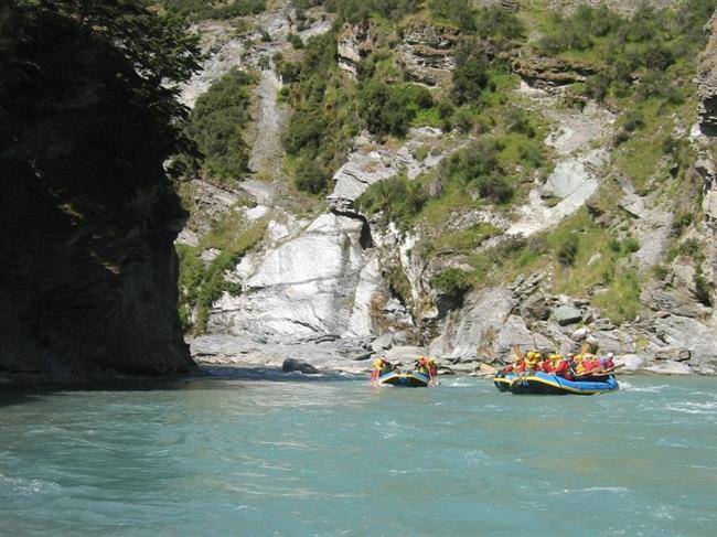 قایق رانی در آب های خروشان در رودخانه های Kawarau یا Shotover