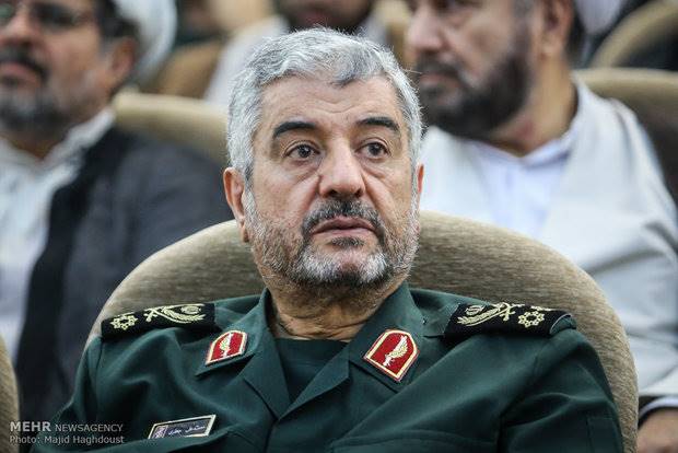 پاسداران انقلاب همچون صاعقه‌ای ویرانگر بر سر دشمنان فرود می‌آیند
