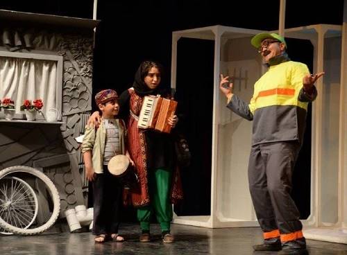 پاییز فصل پرکاری اهالی تئاتر در آستانه جشنواره فجر/نمایش مده آ بار دیگر روی صحنه می‌رود