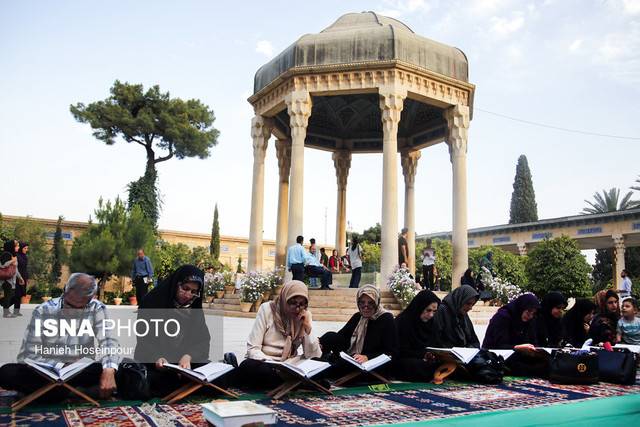 حافظ در یک کلام اوج غزل فارسی است