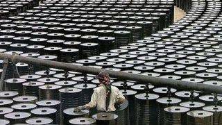 رویترز: بیشتر نفت ایران ذخیره می شود/ کاهش تقاضای نفت کشورها پس از ورود نفت ایران به بازار