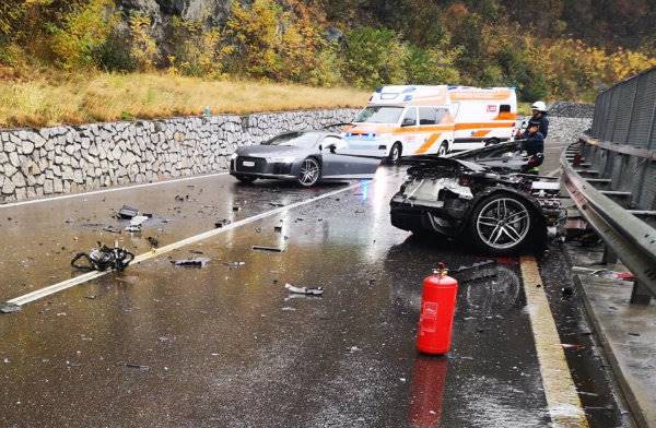 b58586b4-audi-r8-massive-crash-4