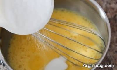 اضافه کردن پودر قند به تخم مرغ