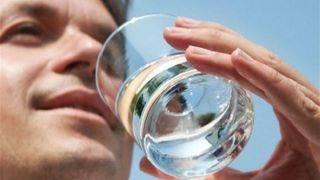 توصیه به نوشیدن 8 لیوان آب در روز هیچ مستند علمی ندارد