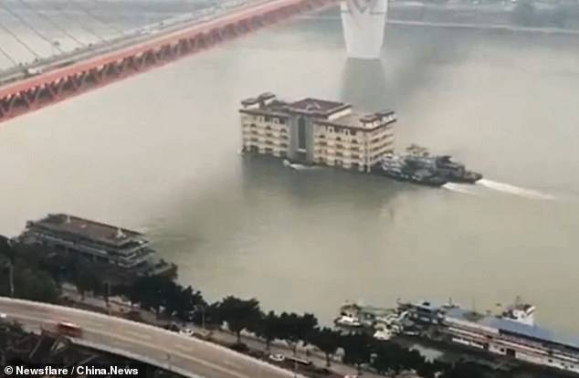 انتقال ساختمان پنج طبقه از طریق رودخانه‌ی یانگ تسه در چین [تماشا کنید]