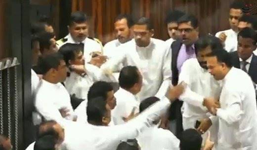 فیلم ؛ بزن بزن نماینده‌ها در پارلمان سریلانکا