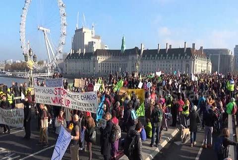 تظاهرات هزاران نفر از مردم لندن در اعتراض به ریاضت اقتصادی و نژادپرستی