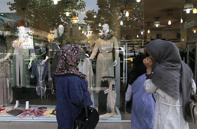 ویترین مغازه لباس فروشی در تهران