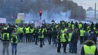 سرکوب معترضان در فرانسه با گاز اشک‌آور و ماشین‌آب‌پاش + عکس و فیلم