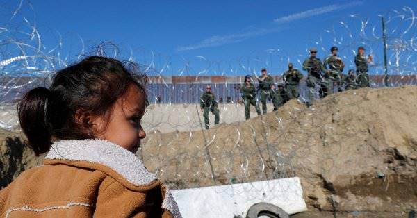 استفاده نیرو‌های مرزی آمریکا از گاز اشک‌آور علیه مهاجران در مرز مکزیک
