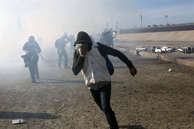 استفاده نیرو‌های مرزی آمریکا از گاز اشک‌آور علیه مهاجران در مرز مکزیک