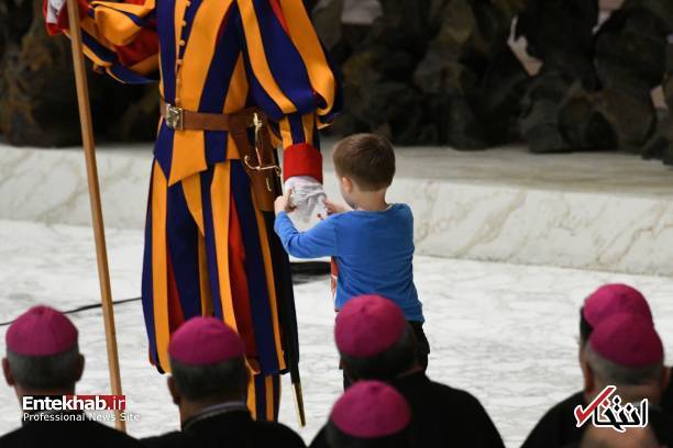 عکس/ شیطنت کودک در مراسم رسمی در حضور پاپ