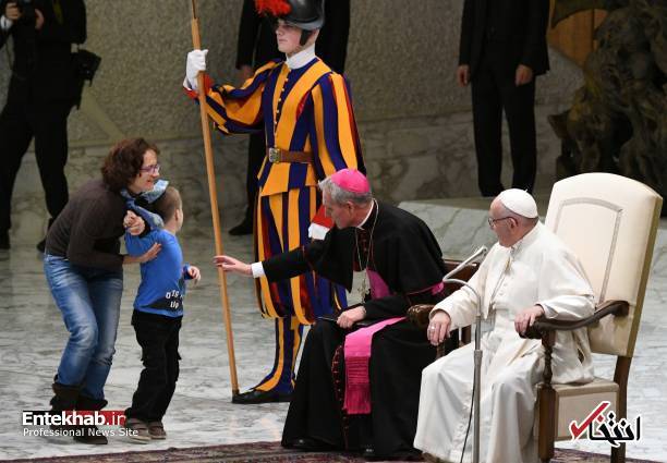 عکس/ شیطنت کودک در مراسم رسمی در حضور پاپ