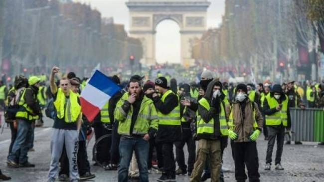 ادامه تظاهرات جلیقه زرد‌ها در فرانسه/پلیس از گاز اشک‌آور علیه معترضان استفاده کرد
