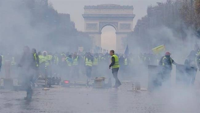 ادامه تظاهرات جلیقه زرد‌ها در فرانسه/پلیس از گاز اشک‌آور علیه معترضان استفاده کرد