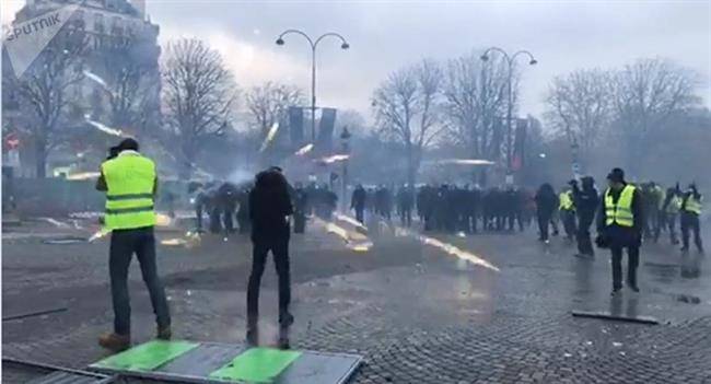 ادامه تظاهرات جلیقه زردها در فرانسه/پلیس از گاز اشک‌آور علیه معترضان استفاده کرد