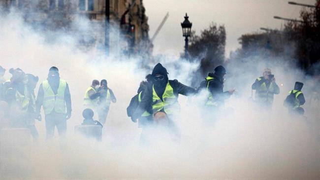 میدان جنگ در پاریس! /110 نفر مجروح و 300 نفر بازداشت شدند