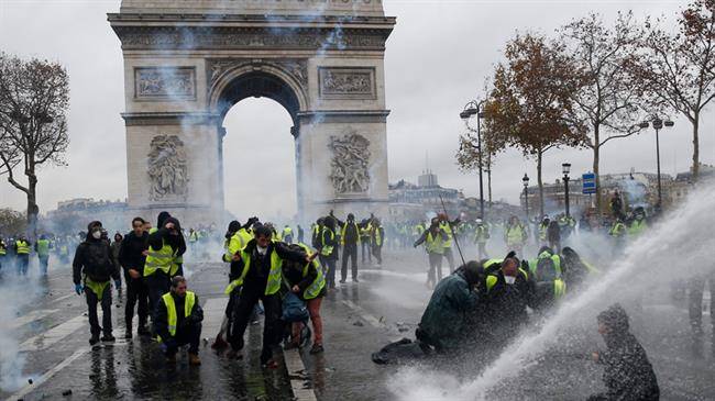 میدان جنگ در پاریس! /110 نفر مجروح و 300 نفر بازداشت شدند