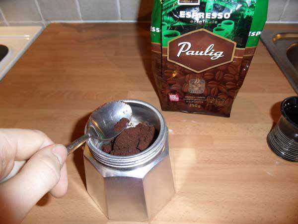 ریختن پودر قهوه در سبد
