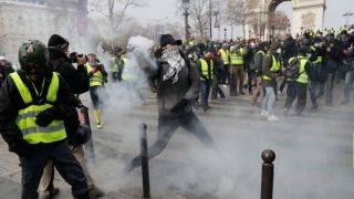 نفربرها در خیابانهای پاریس/ بازداشت 1000 نفر/ درخواست استعفای ماکرون