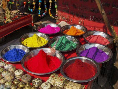 رنگ های جشن هولی در بازار هندوستان ؛ Photo by : Luis Gago