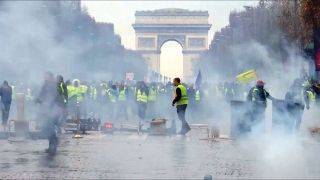 رهبر حزب چپ فرانسه: اعتراضات جلیقه زردها ادامه خواهد یافت
