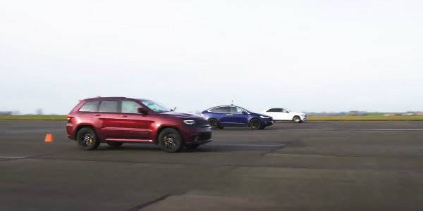 jeep-grand-cherokee-trackhawk-races-the-tesla-model-x-in-britain- (5)