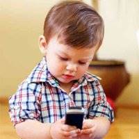 خطر کاهش ضریب هوشی در انتظار کودکان موبایل به دست