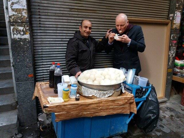 سفیر آلمان در تهران در حال خوردن شلغم! +عکس