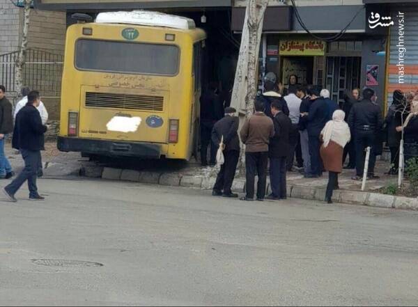 عکس: ورود اتوبوس به مغازه قنادی!