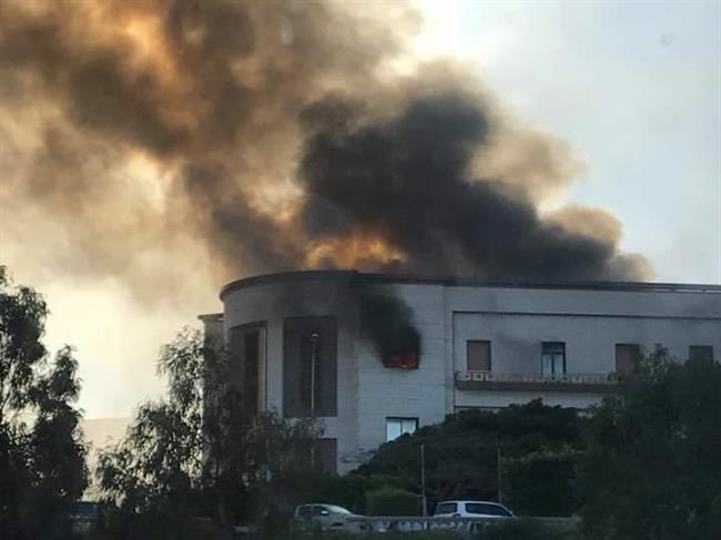 حمله مسلحانه به ساختمان وزارت خارجه لیبی/یک عامل انتحاری منفجر شد+تصاویر