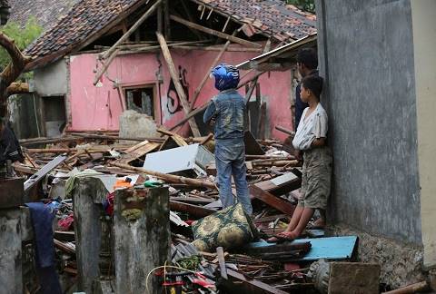 تلفات سونامی اندونزی به 429 نفر رسید + تصاویر