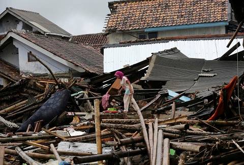 تلفات سونامی اندونزی به 429 نفر رسید + تصاویر