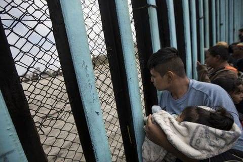 در مرز‌های آمریکا چه بر سر کودکان می‌آید/ از اجرای سیاست تحمل صفر و استفاده از گاز اشک‌آور تا مرگ کودکان مهاجر در بازداشت‌گاه‌های آمریکا