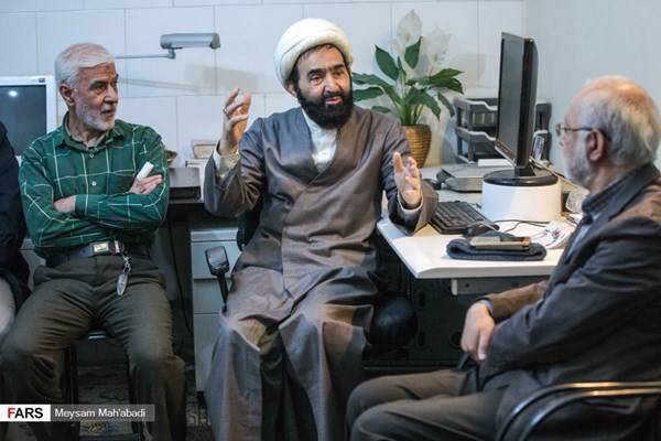 انگشتر اهدایی رهبر انقلاب به امینالرعایا هدیه شد انگشتر اهدایی رهبر انقلاب به امینالرعایا هدیه شد