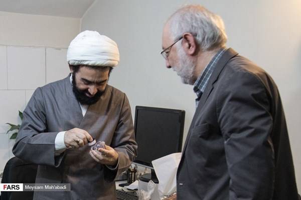 انگشتر اهدایی رهبر انقلاب به امینالرعایا هدیه شد انگشتر اهدایی رهبر انقلاب به امینالرعایا هدیه شد